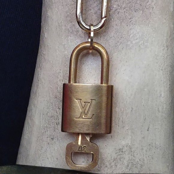Louis Vuitton Lock & Key #317 w/Pochette Clasp & 24" Gold Chain & Clover Charms - Picture 10 of 16
